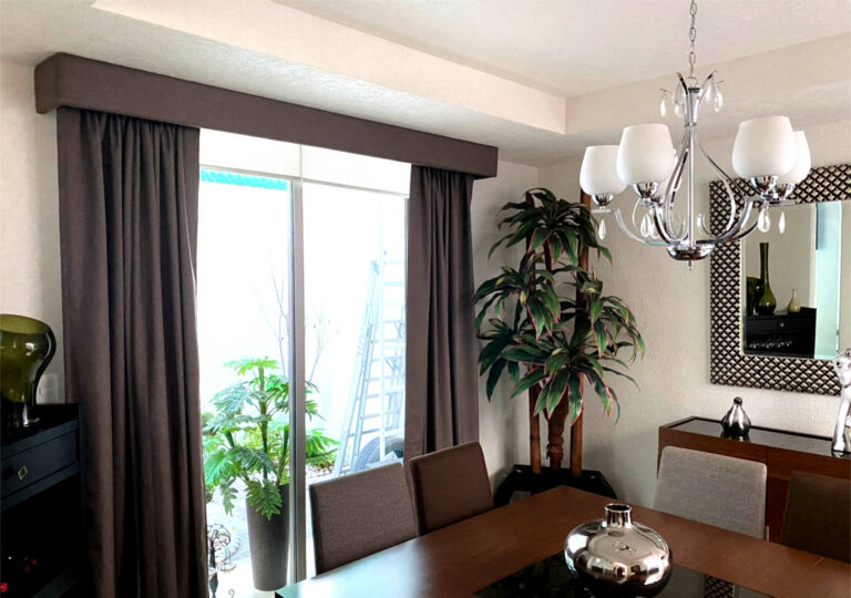 Galería decorativa para cortinas y accesorios de decoración como muebles y lamparas colgantes