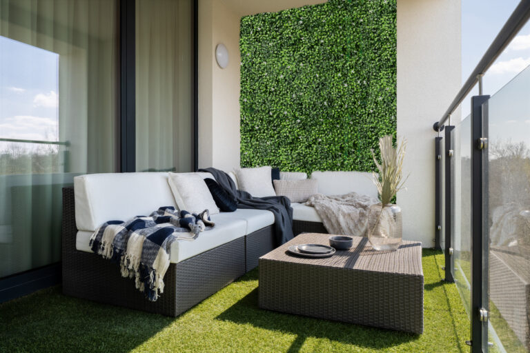 ¿Como Colocar un muero verde de follaje artificial?