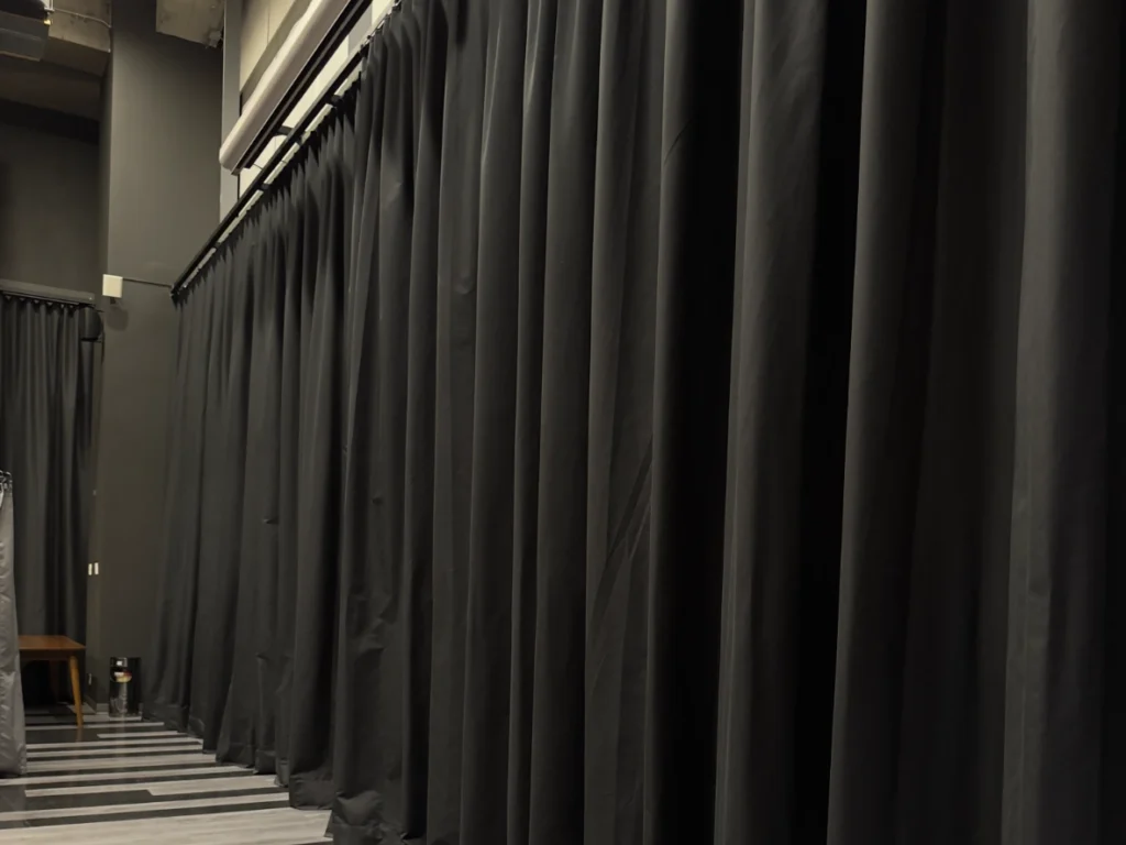 Cortinas Negras de Black Out corporativas, automáticas