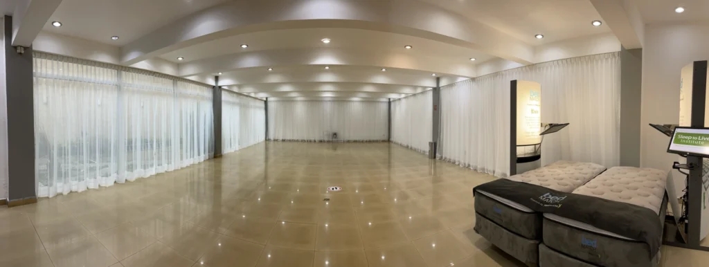Cortinas para corporativos en salas de exhibición